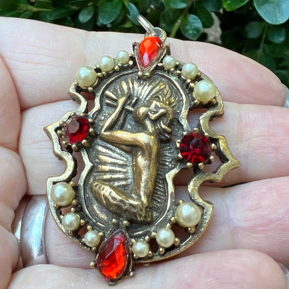 VINTAGE LARGE PENDANT BY CORO CHERUB ANGEL PLAYING FLUTE RED RHINESTONES PEARLS - Picture 2 of 16